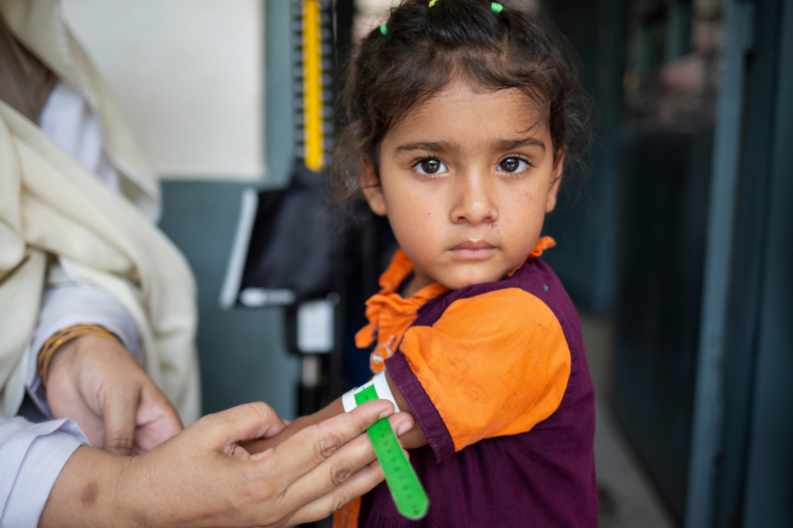 Eine Ärzte der Welt Mitarbeiterin ermittelt mit Hilfe eines MUAC-Bandes den Ernährungszustand eines Mädchens in Pakistan. ©Saiyna Bashir