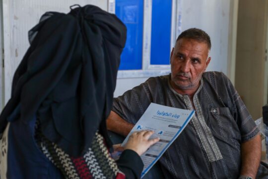 Syrien, Idlib: Eine Mitarbeiterin spricht mit einem Mann, er hört konzentriert zu. Nach dem Erdbeben an der syrisch-türkischen Grenze leistete Ärzte der Welt medizinische und psychologische Nothilfe. © Ärzte der Welt