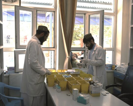 Afghanistan: Zwei medizinische Angestellte stehen vor einem Medikamentenvorrat in einer medizinischen Einrichtung von Ärzte der Welt. © Cyril Catalan
