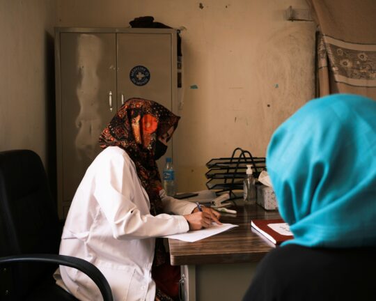 Afghanistan: Eine medizinische Angestellte betreut eine Patientin in einer medizinischen Unterkunft von Ärzte der Welt. © Cyril Catalan