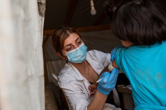 Eine Mitarbeiterin von Ärzte der Welt misst einem libanesischen Kind den Armumfang. © Ärzte der Welt