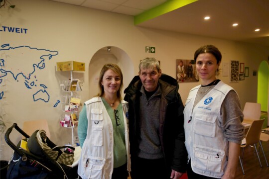 Mitarbeiterinnen von Ärzte der Welt mit einem Patienten. © Till Mayer