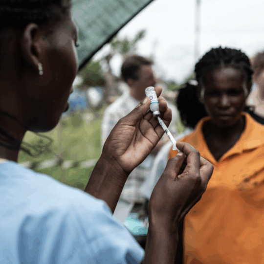 osambik: Eine Mitabeiterin von Ärzte der Welt zieht eine Spritze mit Impfstoff auf. © Czuko Williams