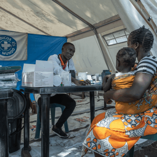 Mosambik: Ein Mann sitzt an einem Tisch, vor ihm liegen Medikamente. © Czuko Williams