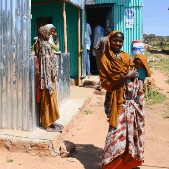 Eine äthiopische Mutter hält ihr Kleinkind in den Armen. © Ärzte der Welt