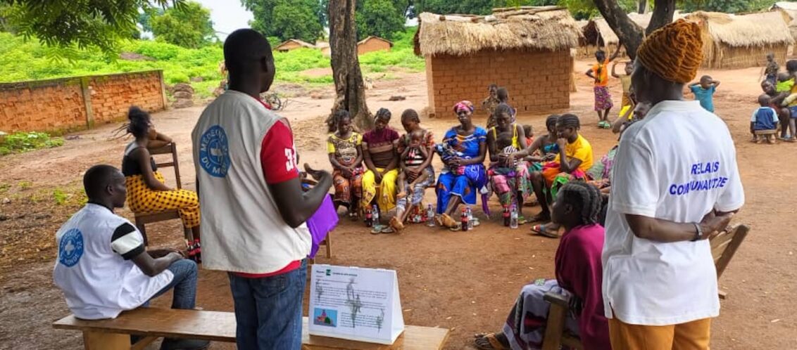 Eine Fokusgruppe zur Sensibilisierung in einem Dorf der Zentralafrikanischen Republik mit Ärzte der Welt-Teammitgliedern und Gesundheitsfachkräften aus der Gemeinde.