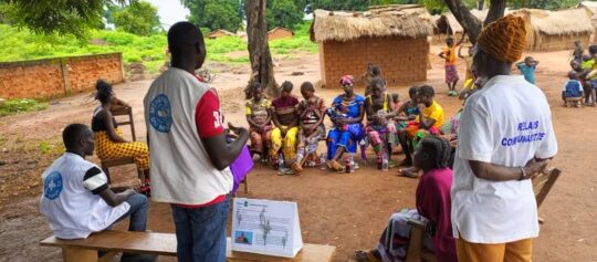 Eine Fokusgruppe zur Sensibilisierung in einem Dorf der Zentralafrikanischen Republik mit Ärzte der Welt-Teammitgliedern und Gesundheitsfachkräften aus der Gemeinde.