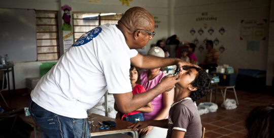 © Berg Andida Mitarbeiter unserer mobilen Einheit untersucht einen Jungen in der Macarena Gegend. © Berg Andida