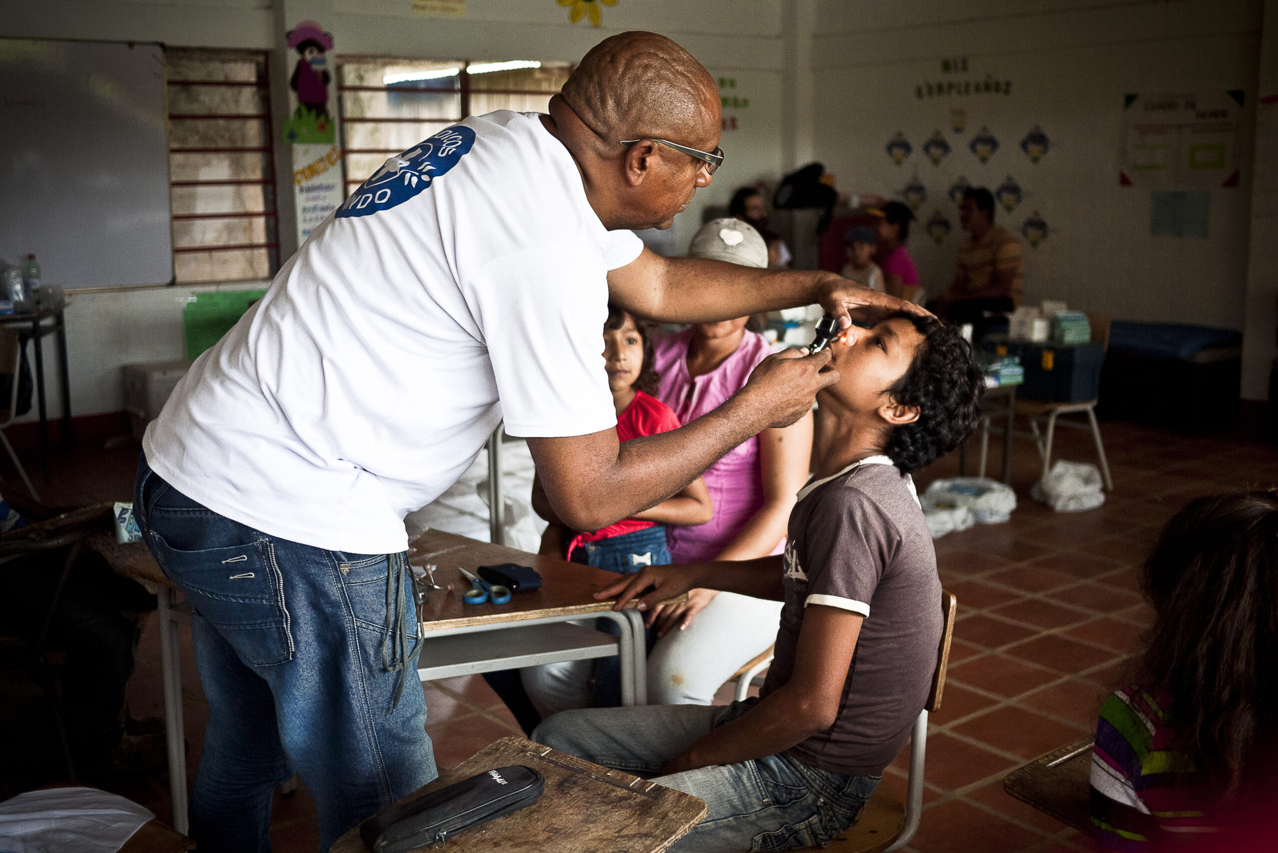 Mitarbeiter unserer mobilen Einheit untersucht einen Jungen in der Macarena Gegend. © Berg Andida