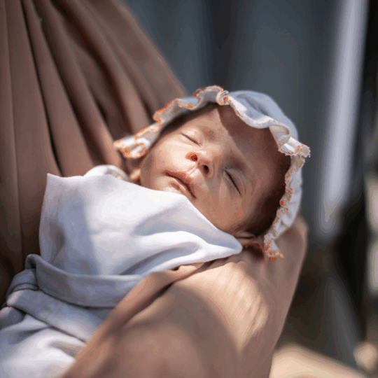 Pakistan: Ein Baby liegt schlafend auf dem Arm seiner Mutter. ©Saiyna Bashir
