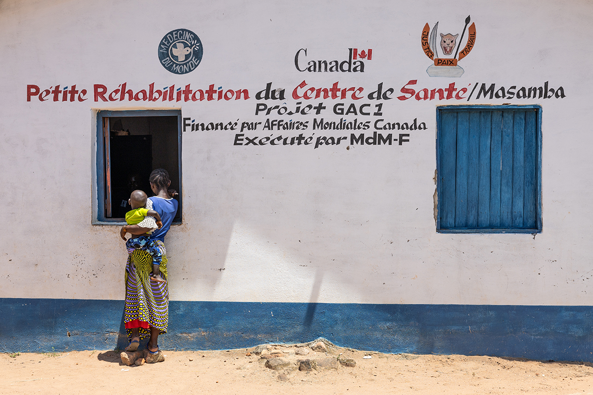 Eliza Manie Kigalu wartet an der Medikamentenausgabe auf Medizin für sie und ihre Tochter.