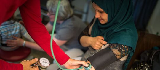 Medizinische Sprechstunde von open.med in Hamburg. © Bente Stachowske