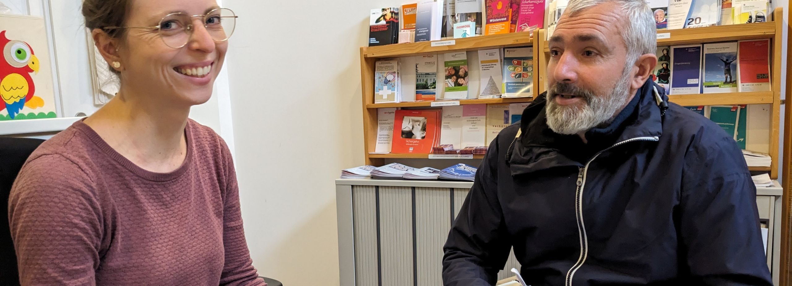 Eine Mitarbeiterin von Ärzte der Welt in München im Gespräch mit einem Patienten, der keine Krankenversicherung hat. © Ärzte der Welt