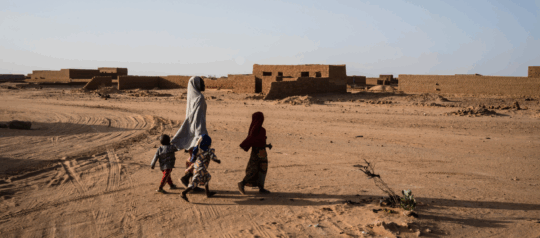 Mutter mit ihren Kindern in der Wüstenstadt Agadez. © Kristof Vadino