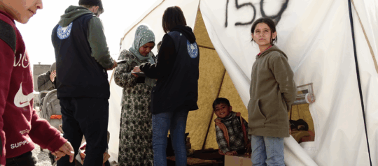Unsere Mitarbeitenden sprechen mit einer Familie in der Zeltstädte für Geflüchtete in Hatay. © Ärzte der Welt