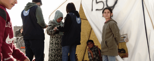 Unsere Mitarbeitenden sprechen mit einer Familie in der Zeltstädte für Geflüchtete in Hatay. © Ärzte der Welt