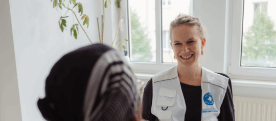 Unsere Projektleitung in Berlin, Susanne Eikenberg, bei einer Sozialanamnese. © Max Avdeev