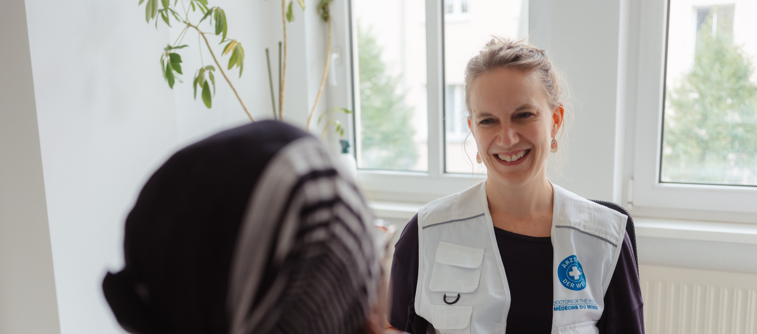 Unsere Projektleitung in Berlin, Susanne Eikenberg, bei einer Sozialanamnese. © Max Avdeev