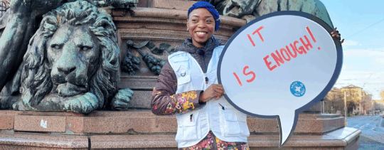 Ex-Multiplikatorin und Kollegin Ifunaya demonstriert für bessere Bedingungen für Geflüchtete