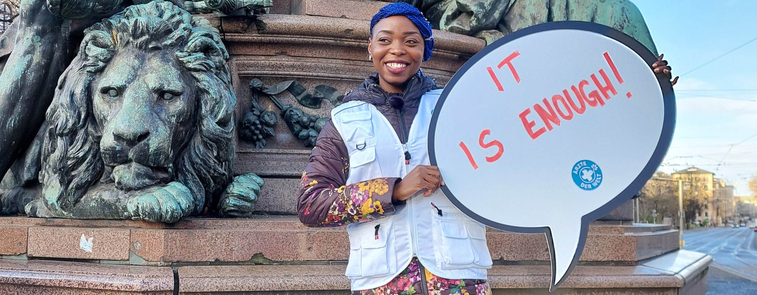 Ex-Multiplikatorin und Kollegin Ifunaya demonstriert für bessere Bedingungen für Geflüchtete