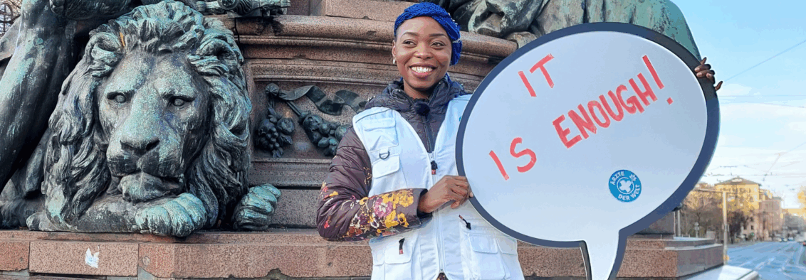 Ex-Multiplikatorin und Kollegin Ifunaya demonstriert für bessere Bedingungen für Geflüchtete