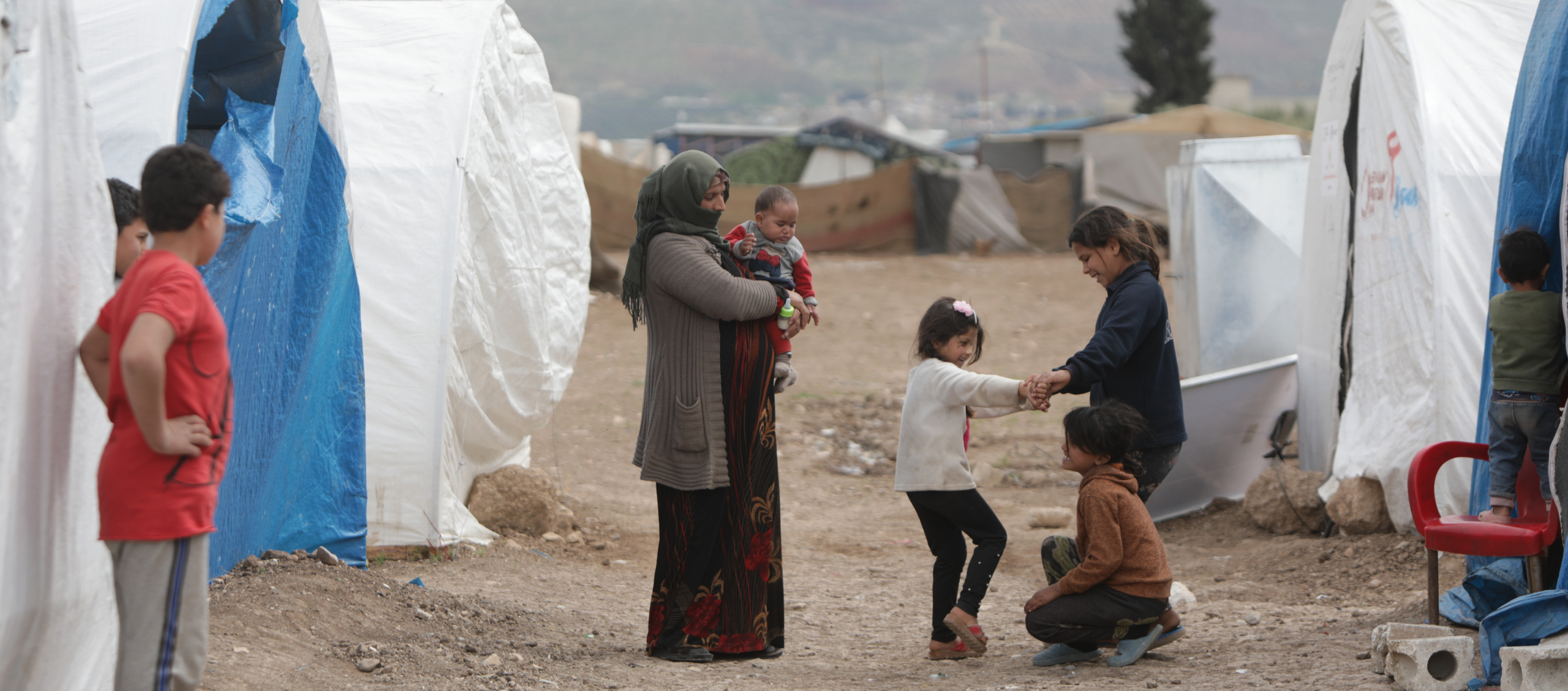 Familie in einer der Zeltstädte nach dem Erdbeben 2023 in Idlib. © Ärzte der Welt