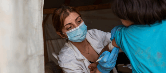 Bei einem Kind im Libanon wird der Ernährungszustand am Oberarm gemessen. © Ärzte der Welt