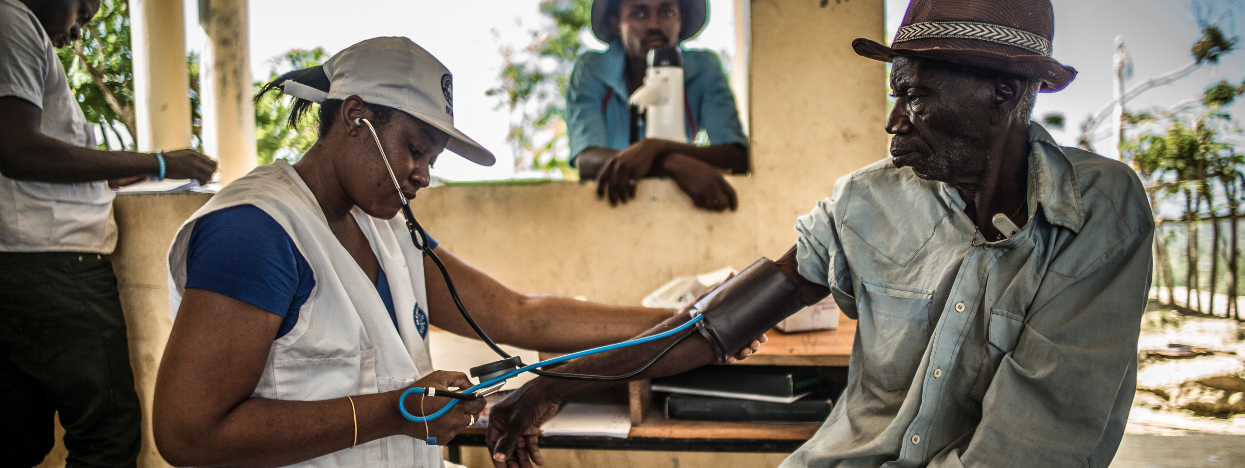 © Oliver Papegnies Mitarbeitende von Ärzte der Welt misst den Blutdruck eines Mannes auf Haiti. © Oliver Papegnies