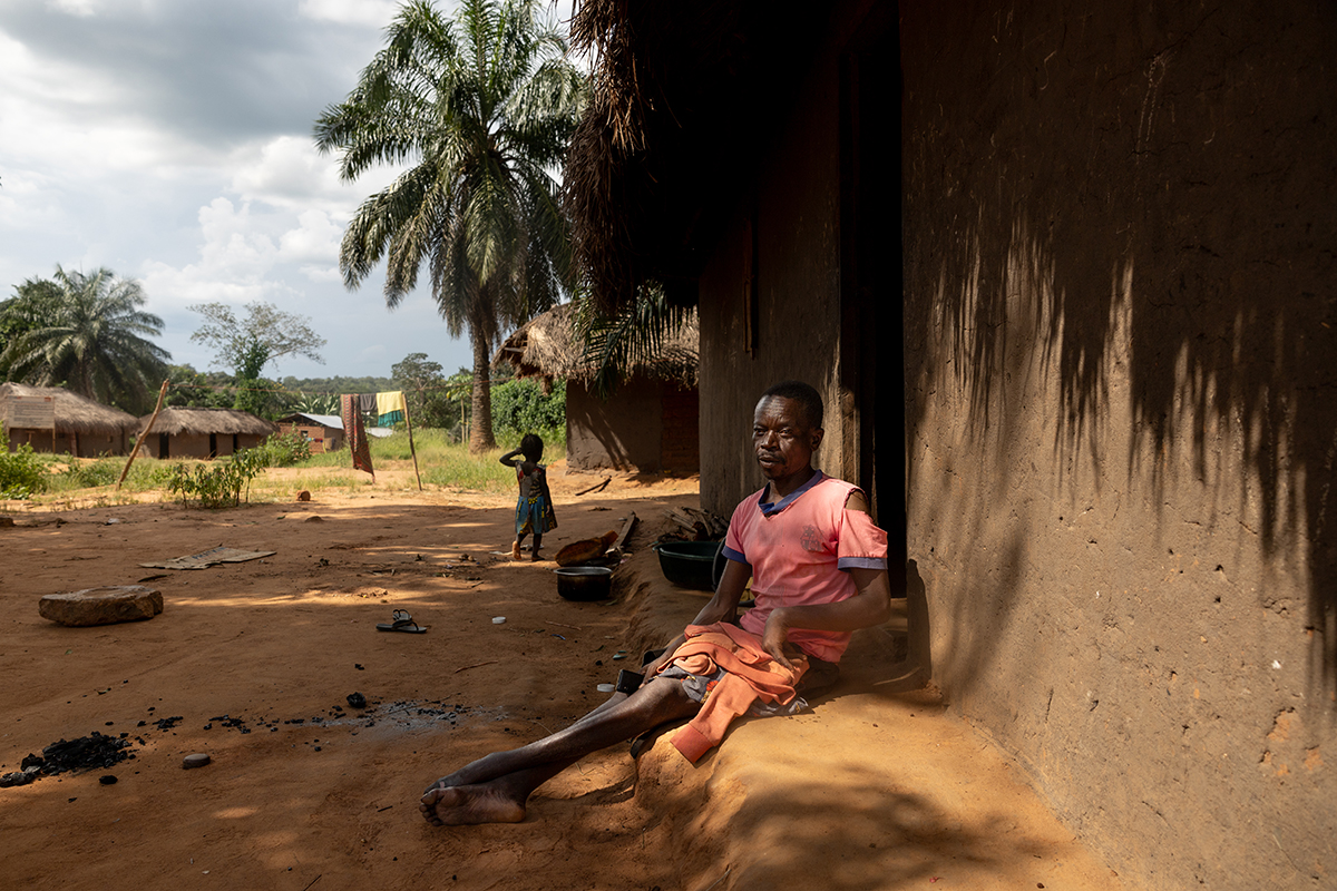 Onde lehnt an einer Wand in seinem Dorf.