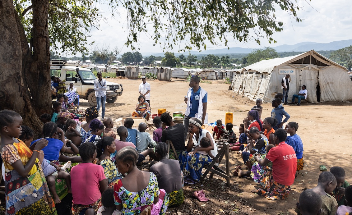 Ein mobiles Team von Ärzte der Welt im Osten der Demokratischen Republik Kongo sensibilisiert eine Gruppe von Frauen für Themen rund um ihre Gesundheit und Mangelernährung.