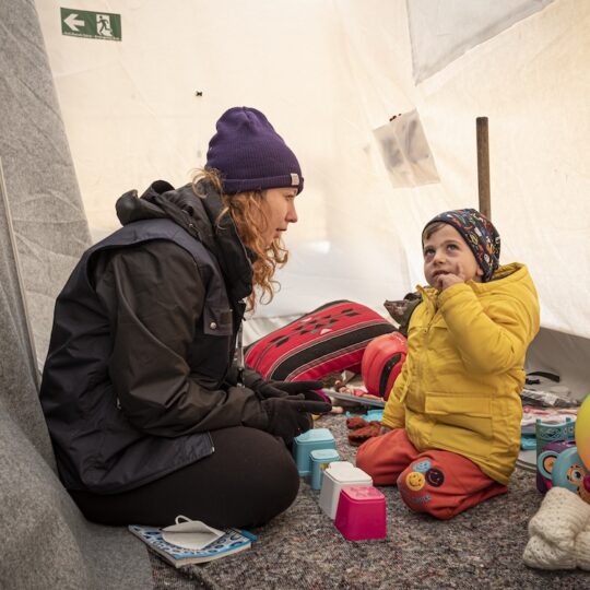 Türkei: Ein Kind und eine Frau in einem Zelt. Ärzte der Welt leistet medizinische Hilfe nach dem Erdbeben in der Türkei und Syrien.