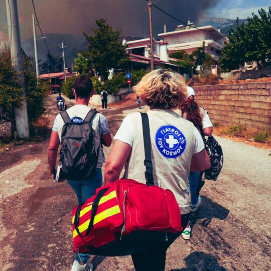 Griechenland: Nach einem großen Brand auf Korfu eilt ein Team von Ärzte der Welt mit Nothilfetaschen zu den Betroffenen.
