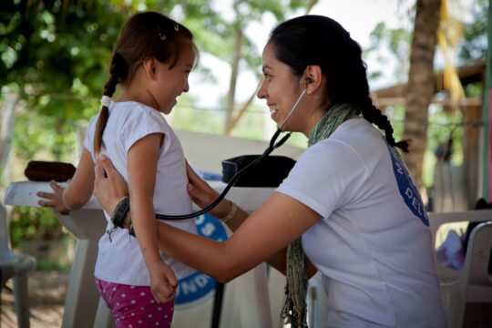 Venezuela: Eine Mitarbeiterin von Ärzte der Welt hört die Atmung eines Mädchens ab. © Anida Berg