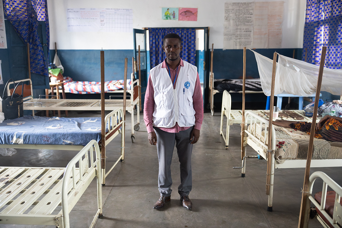 Patient Kafula, Ernährungsberater für MdM-Frankreich, posiert im Zentrum der Intensiv-Ernährungstherapieeinheit des Nyunzu General Reference Hospital, Tanganyika, Demokratische Republik Kongo. 