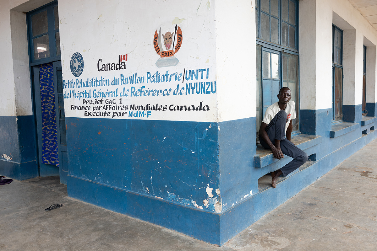 Mann vor dem General Hospital in Nyuzu im Kongo