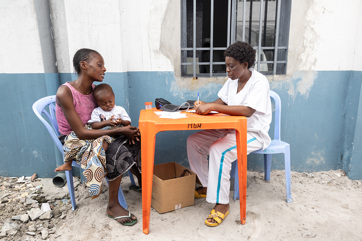 Beratung vor dem Krankenhaus