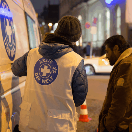 Ein Ehrenamtlicher von Ärzte der Welt spricht mit einer Person, die das Mobile Team in München aufgesucht hat. © Laura Schweizer