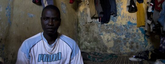 Mann in einem Camp für Geflüchtete in Marokko.