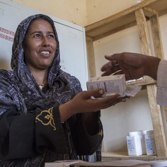 Eine Frau erhält Medikamente in einer Gesundheitseinrichtung in Mali, die von Ärzte der Welt unterstützt wird.
