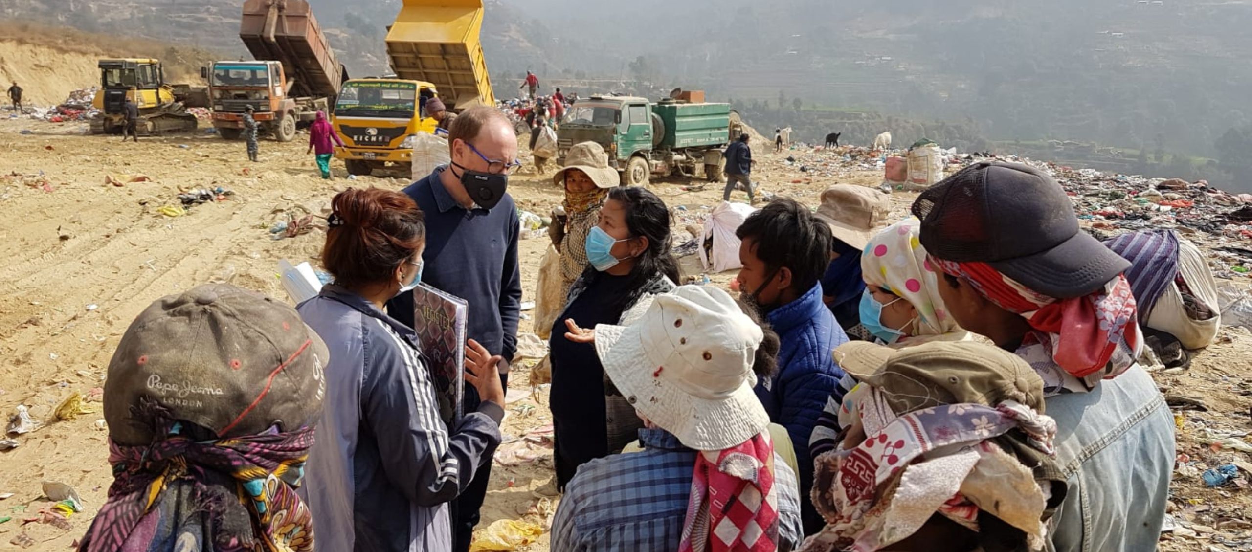 Mitarbeiter*innen von Ärzte der Welt beraten örtliche Müllsammler*innen. © Ärzte der Welt