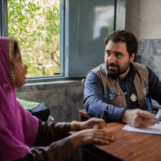 Ein Mädchen erhält medizinische Beratung von einem Arzt von Ärzte der Welt. ©Saiyna Bashir