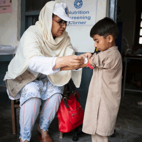 Eine Mitarbeiterin von Ärzte der Welt versorgt einen Jungen in Pakistan. ©Saiyna Bashir