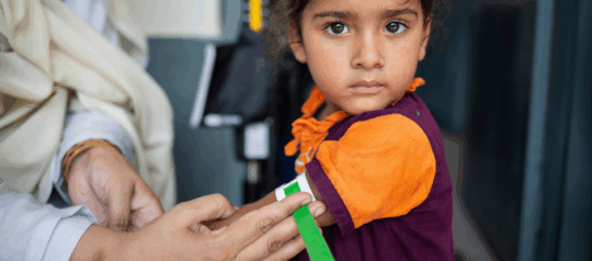 Eine Ärzte der Welt Mitarbeiterin ermittelt mit Hilfe eines MUAC-Bandes den Ernährungszustand eines Mädchens in Pakistan. ©Charsadda Saiyna Bashir