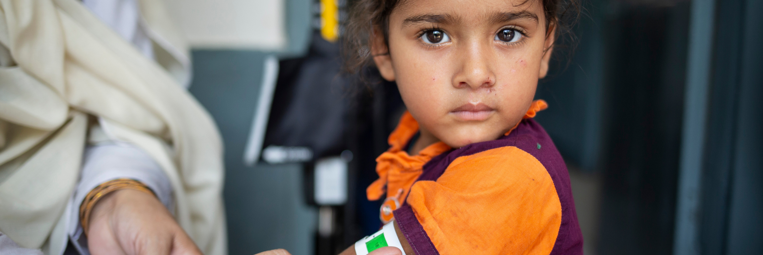 ©Charsadda Saiyna Bashir Eine Ärzte der Welt Mitarbeiterin ermittelt mit Hilfe eines MUAC-Bandes den Ernährungszustand eines Mädchens in Pakistan. ©Charsadda Saiyna Bashir