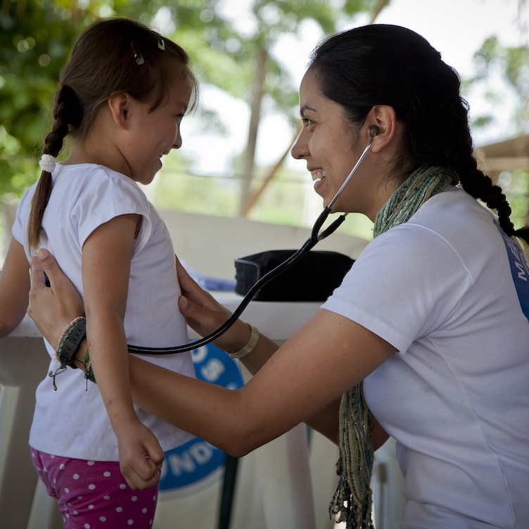Stephany SPINDOLA, eine mexikanische Ärztin, die während der mobilen Brigade an der Pista Sector la Julia konsultiert wird.