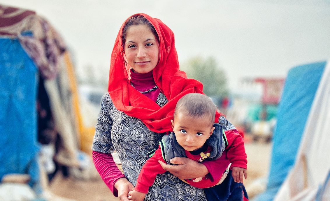 © Ärzte der Welt Frau mit ihrem Kind in einem Flüchtlingscamp. Nach dem Erdbeben 2023 leistet Ärzte der Welt medizinische Nothilfe im syrischen Idlib.