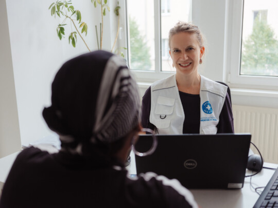 © Max Avdeev Unsere Projektleitung in Berlin, Susanne Eikenberg, bei einer Sozialanamnese. © Max Avdeev