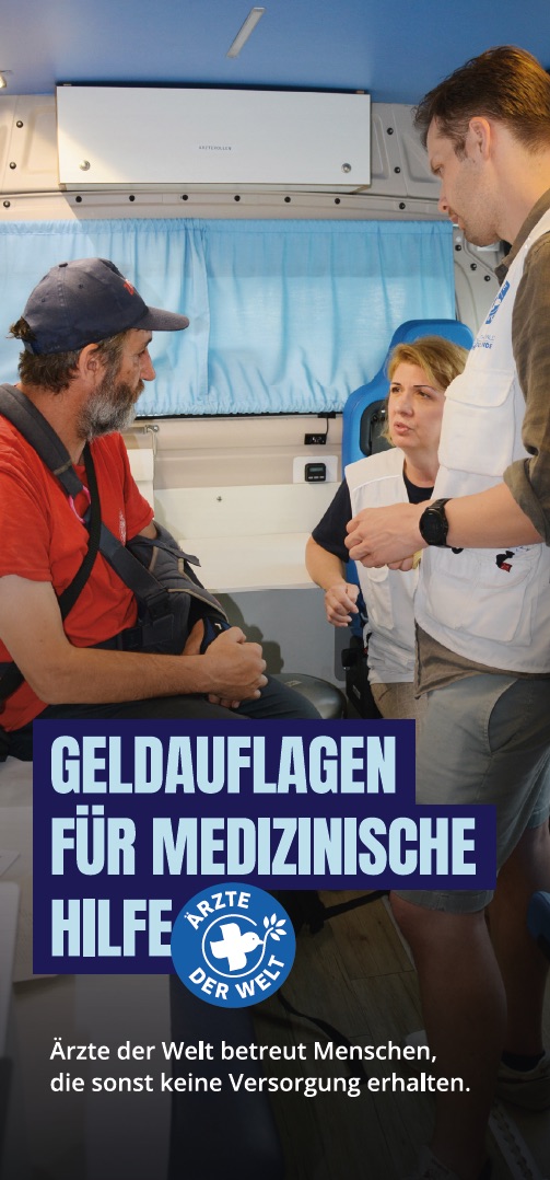 Geldauflagenflyer von Ärzte der Welt. Auf dem Cover sieht man zwei Mitarbeitende von Ärzte der Welt, die in einem Behandlungsbus mit einem Patienten sprechen.