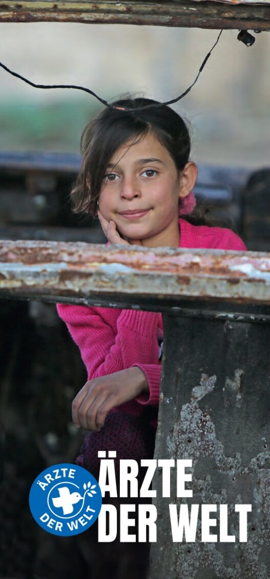 Flyer mit Kurzvorstellung von Ärzte der Welt. Auf dem Cover sieht man ein Kind in einem ausgebrannten Auto.