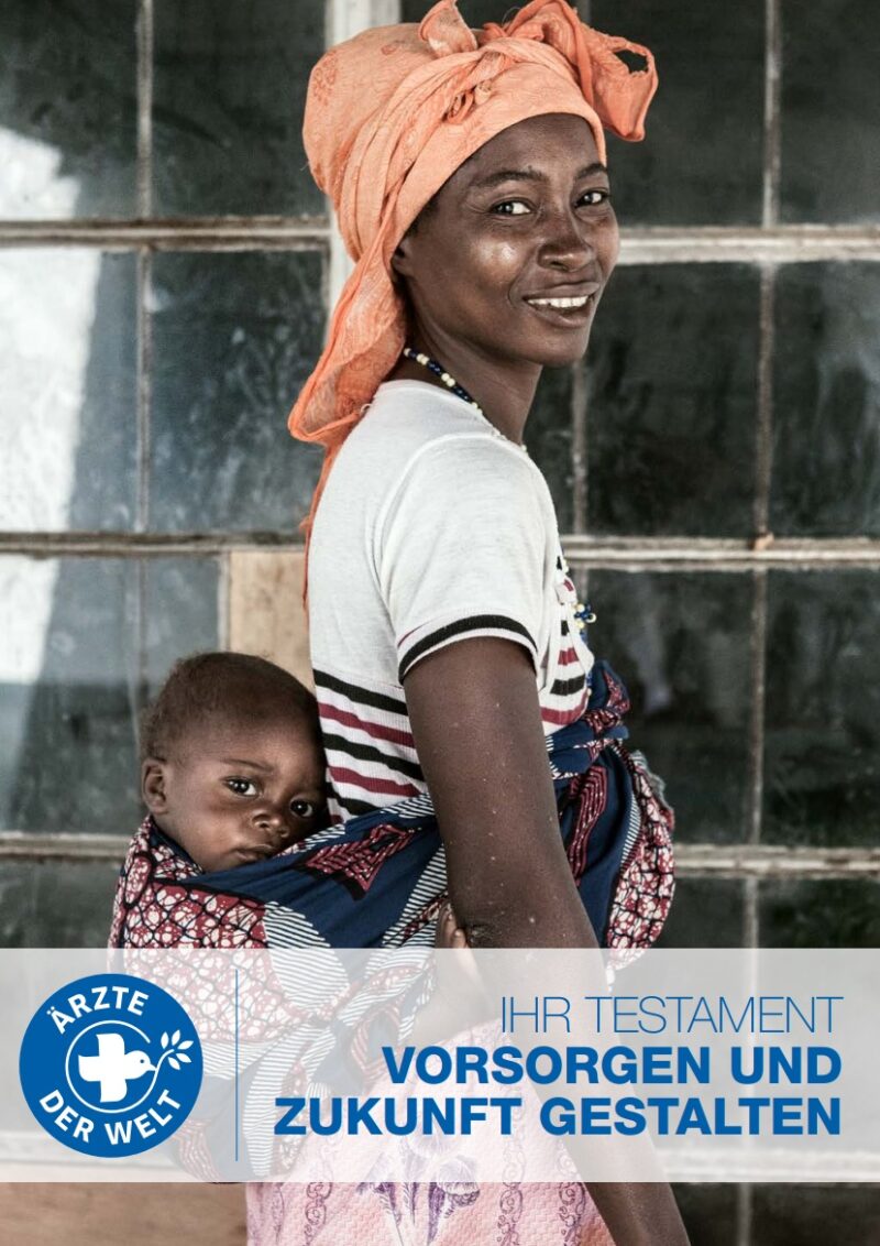 Testamentsbroschüre von Ärzte der Welt. Auf dem Cover sieht man eine Frau, die ein Kind in einem Tragetuch auf dem Rücken trägt. 